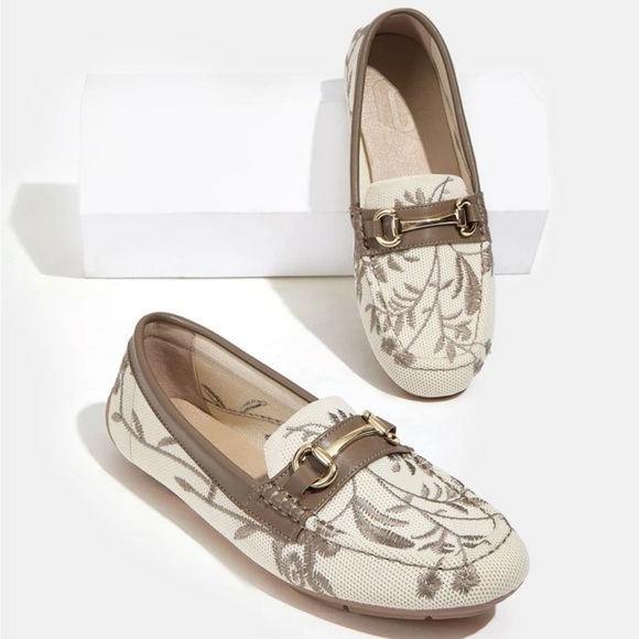 CUCCOO Trending Plant Embroidered Horsebit Decor Loafers - Picture 3 of 9